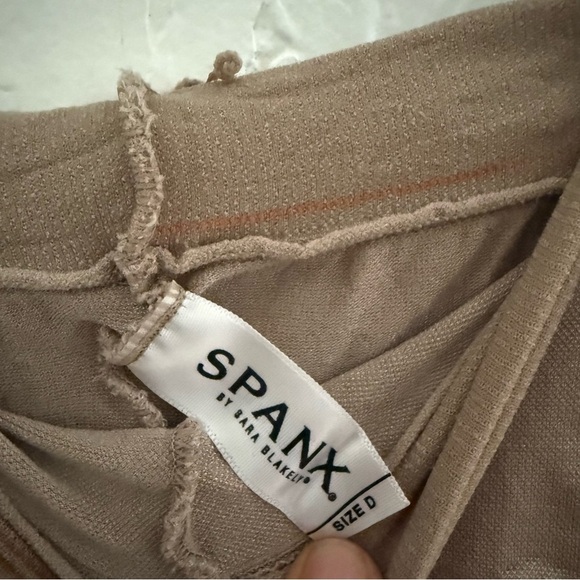 SPANX shape Invisible Mid-Thigh Short - Picture 3 of 3